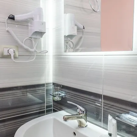 Aleksander 3* Ksamil